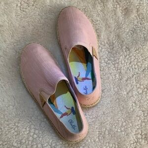 Olukai Kaula Pa'a Kapa women's espadrilles in pink linen.
Size 8